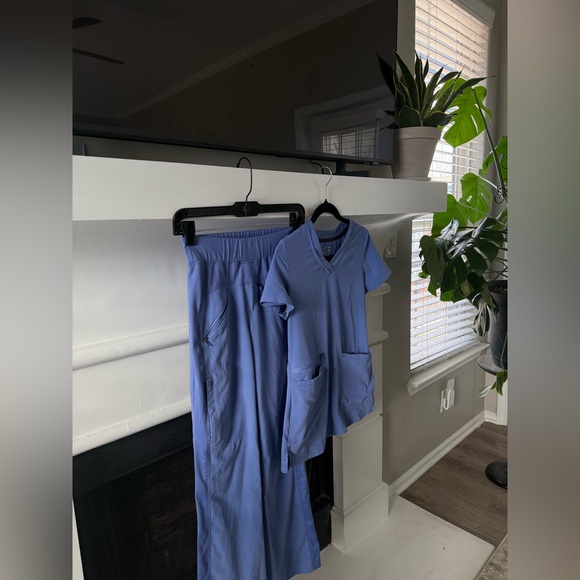 Ceileste CRFT White Cross 5 pocket bootcut scrub pants with 3 pocket scrub top - Picture 3 of 3